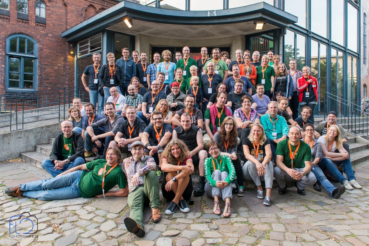 Rund 60 Teilnehmende des TYPO3 Camps Bremen auf der Freitreppe vor dem Historischen Schlachthof