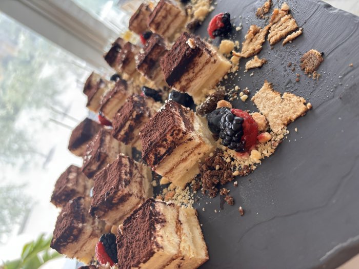 Dessert-Häppchen auf einer Schieferplatte