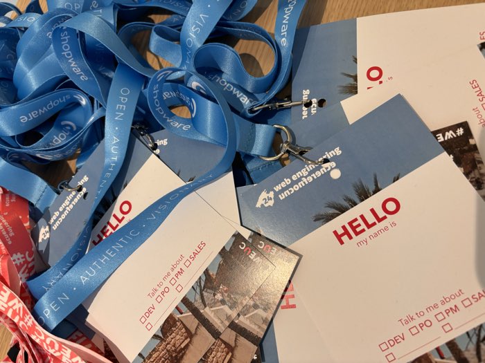 Namensschilder und Lanyards für die Teilnehmenden, vorbereitet auf einem Tisch