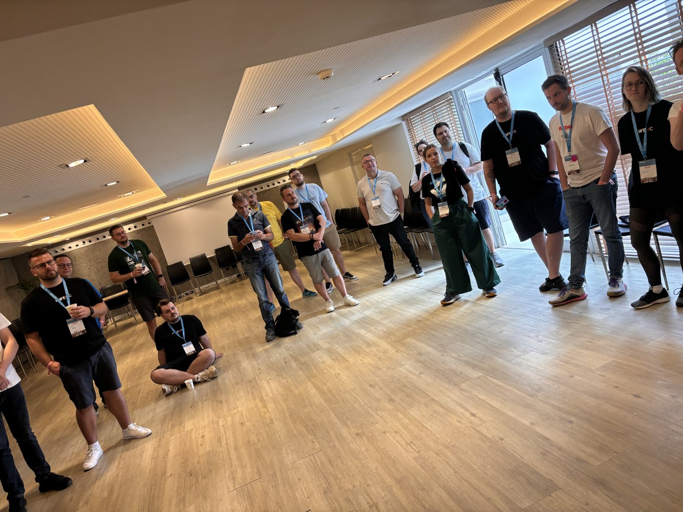 Teilnehmende der Unconference stehen im Kreis, bevor die Sessions verteilt werden